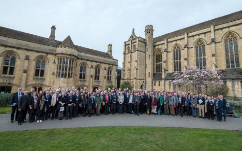 Människor som samlats till förmöte i Oxford poserar.