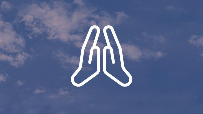 Två illustrerade händer som möts för bön, med en blå himmel i bakgrunden..