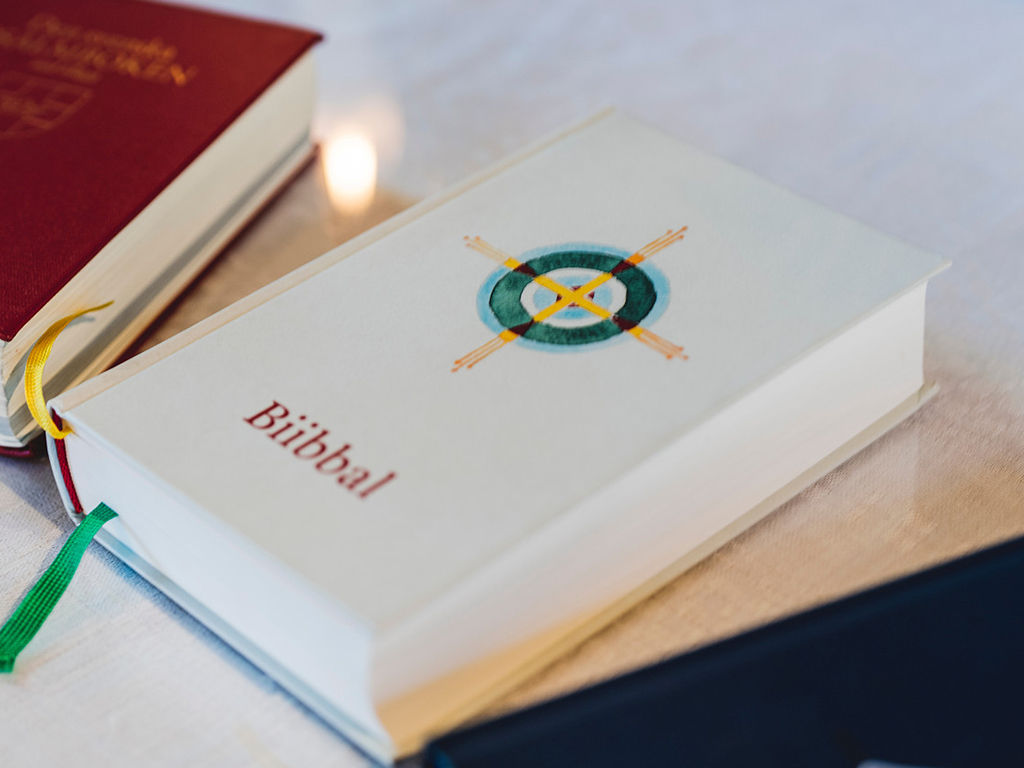 En vit samisk bibel på bordet.