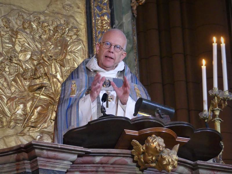 Ärkebiskop Martin Modéus predikar från predikstolen i Uppsala domkyrka.