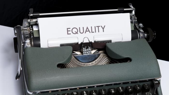 Bilden föreställer en skrivmaskin med ordet Equality på ett papper. 