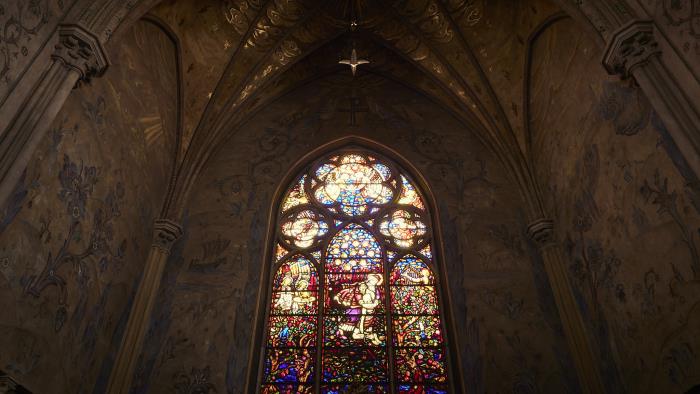 bild av oscarskyrkans korfönster