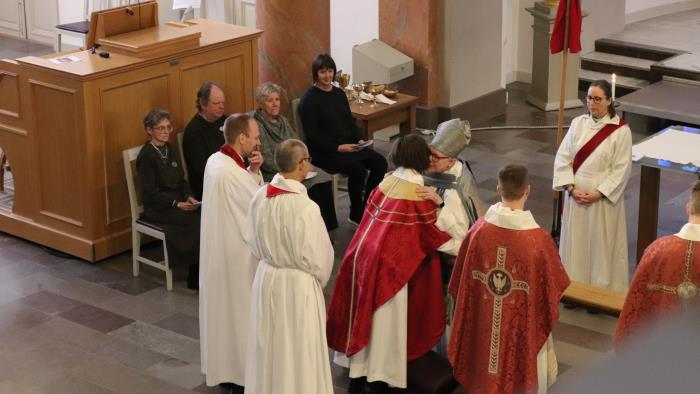 Vid ceremonin kramas Malin Kling om av biskop Eva Nordung Byström.