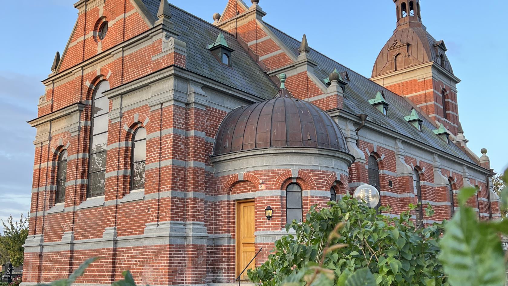 Stora Hammars kyrka i solljus. 