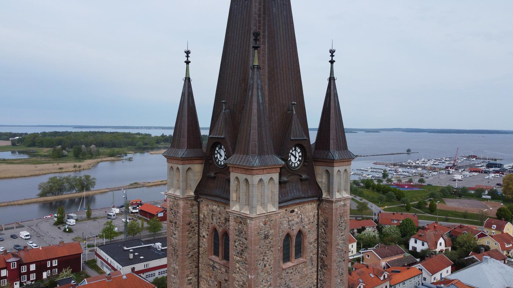 Domkyrkans torn sett från sidan. Bilden tagen med drönare.