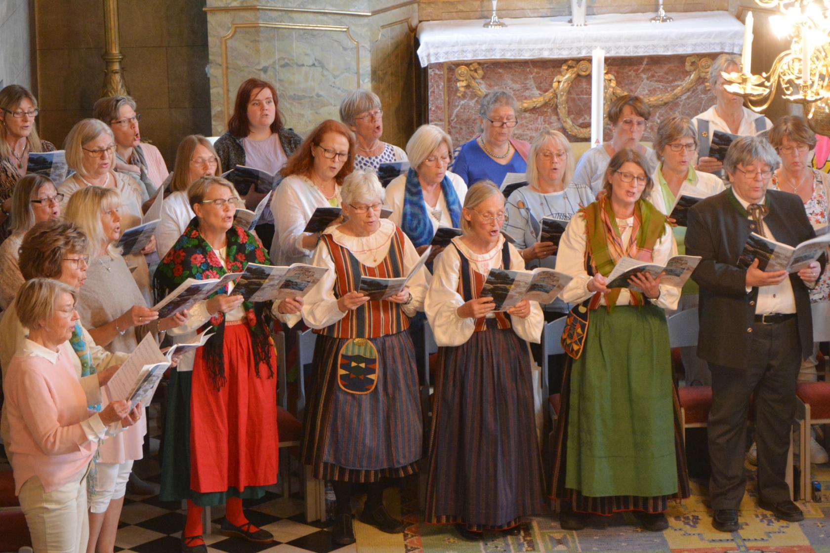Folkmusikmässa i Götunda kyrka med Götlunda kyrkokör och Medåkers kyrko- och hembygdskör