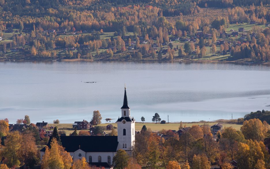 Siljansnäs kyrka i höstlandskap