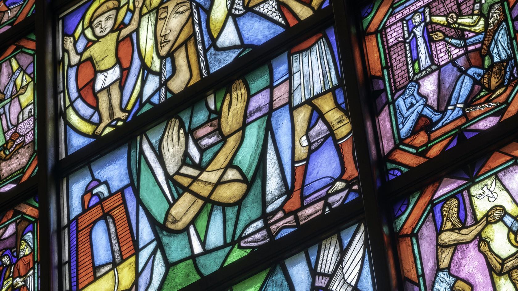 kyrkfönster i klara färger föreställande Jesus och Maria.