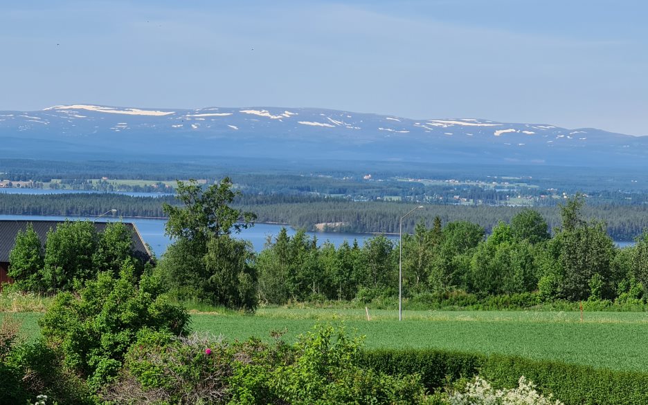 Utsikt över Storsjön och fjäll från Frösö kyrka.