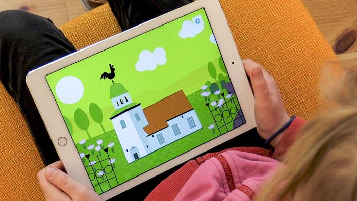 Barn använder appen kyrkan på iPad.