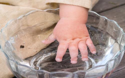 Barnhand i vatten, dop