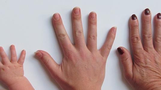 Tre händer i olika storlekar.