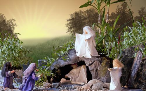 Sydda dockor i en uppbyggd miljö föreställer några kvinnor vid Jesus grav.