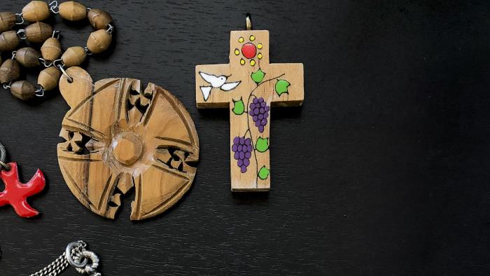 Olika typer av kors och kristna symboler upplagda på ett bord.