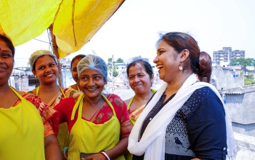 En grupp kvinnor ler och skrattar tillsammans. 
