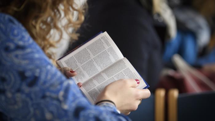 En kvinna läser ur Bibeln.