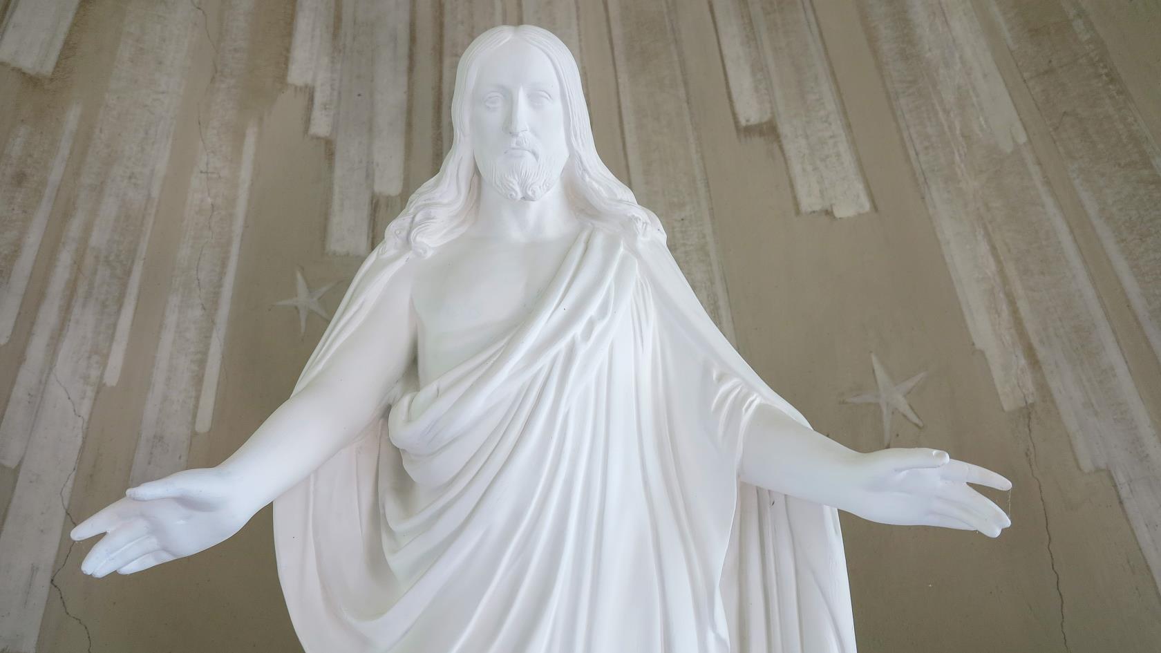 En vit staty av Jesus.