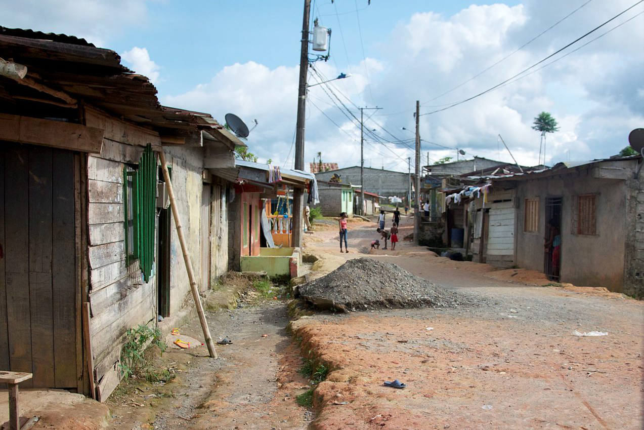 Några barn leker långt borta på en gata i en by i Colombia