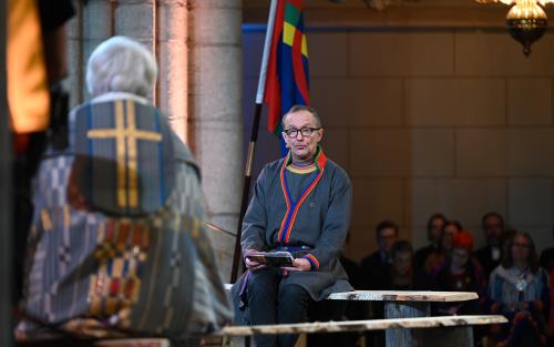 En man i samedräkt sitter mittemot ärkebiskop Antje Jackelén i Uppsala domkyrka.