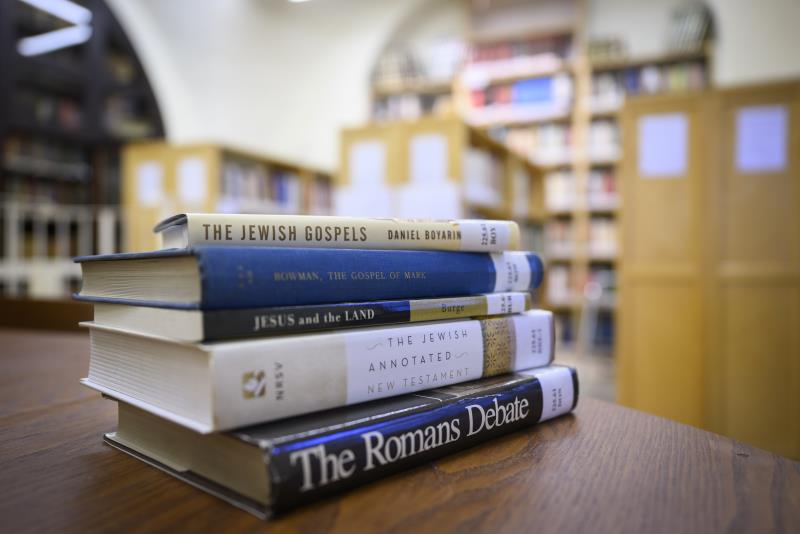 En trave böcker om judisk kulturhistoria ligger på ett bord i ett bibliotek.