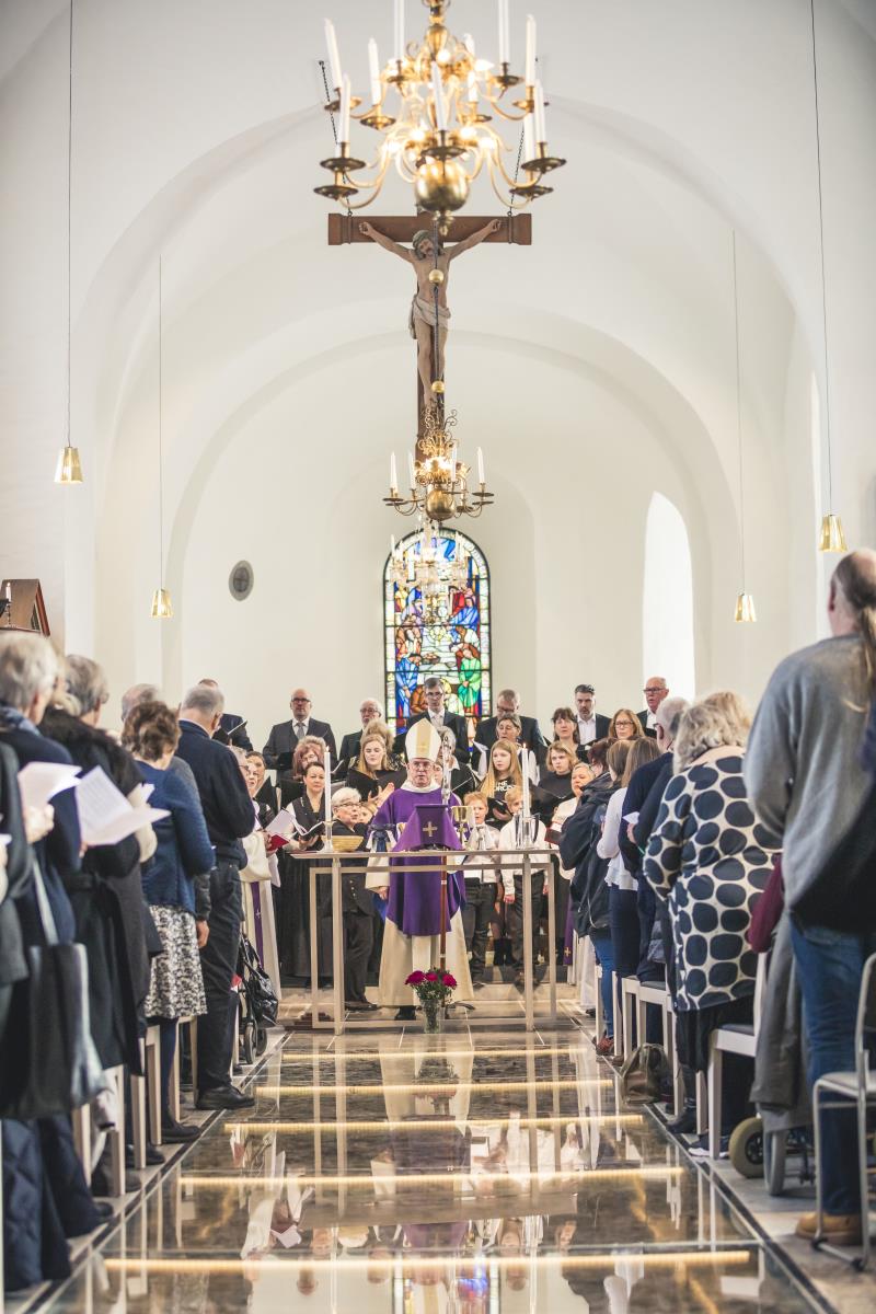 Biskop Åke Bonnier och församlingsbor under gudstjänst vid återinvigning av St:Olofs kyrka som renoverats och anpassats efter församlingens behov.