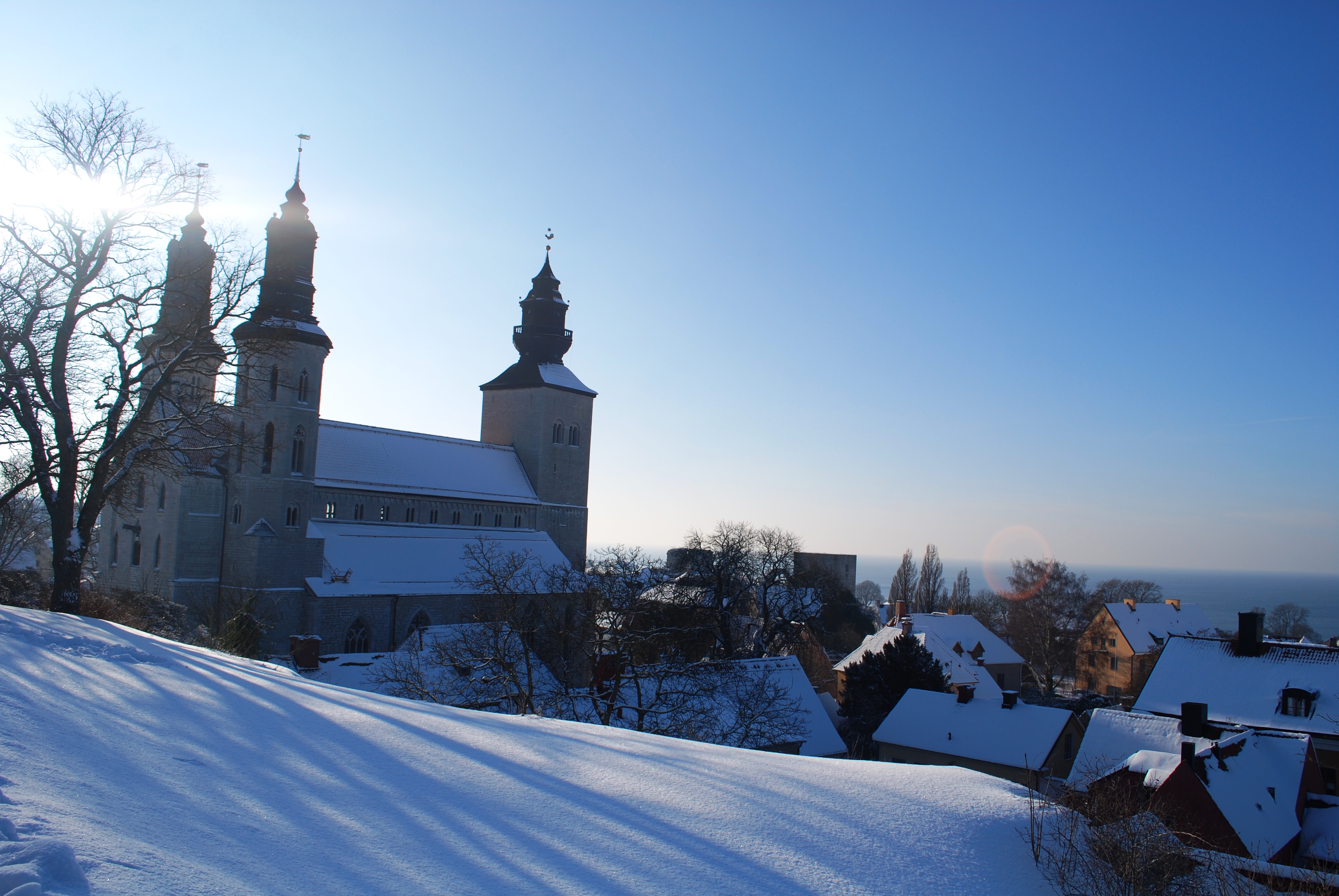 Ett snötäckt Visby en solig vinterdag.