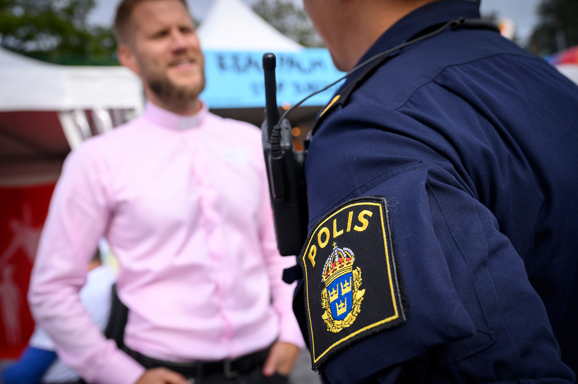 präst samtalar med en polis.