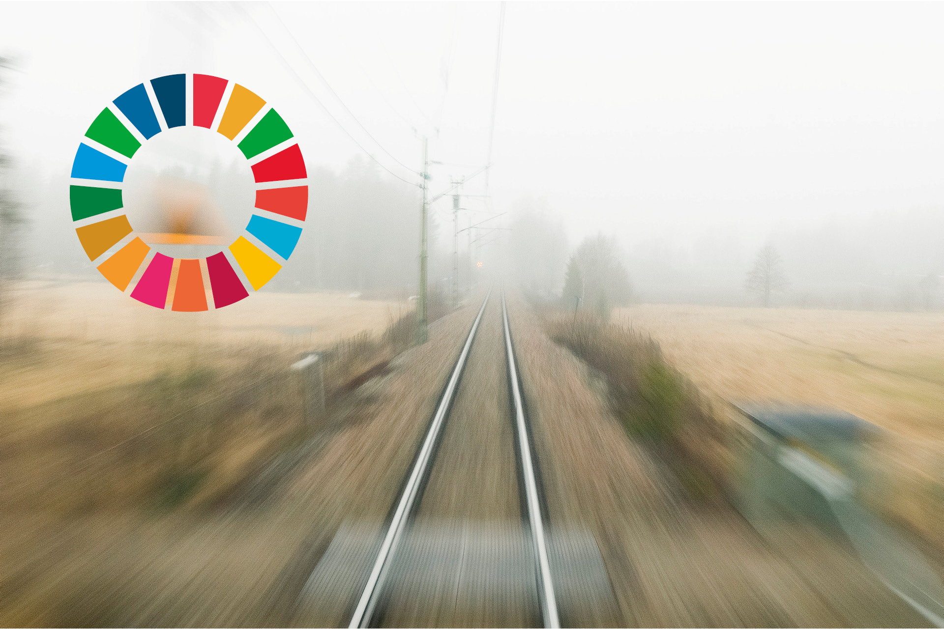 Tågräls. Till vänster syns loggan för Agenda 2030.