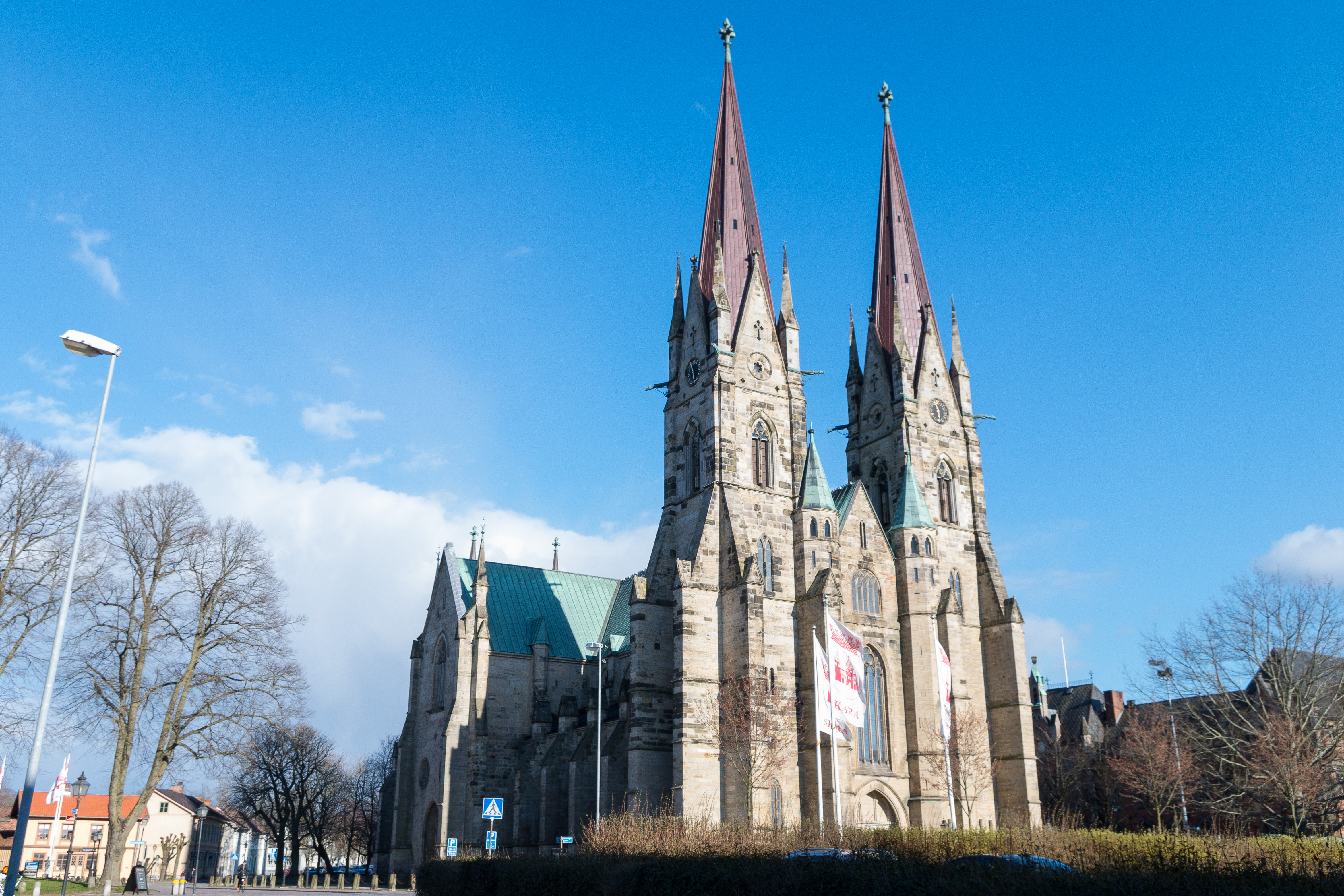 Skara domkyrka en solig dag.