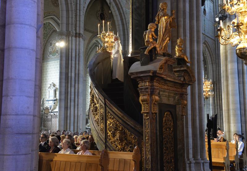 Ärkebiskop Antje Jackelén står i predikstolen i Uppsala domkyrka. Kyrkbänkarna nedanför är fullsatta.