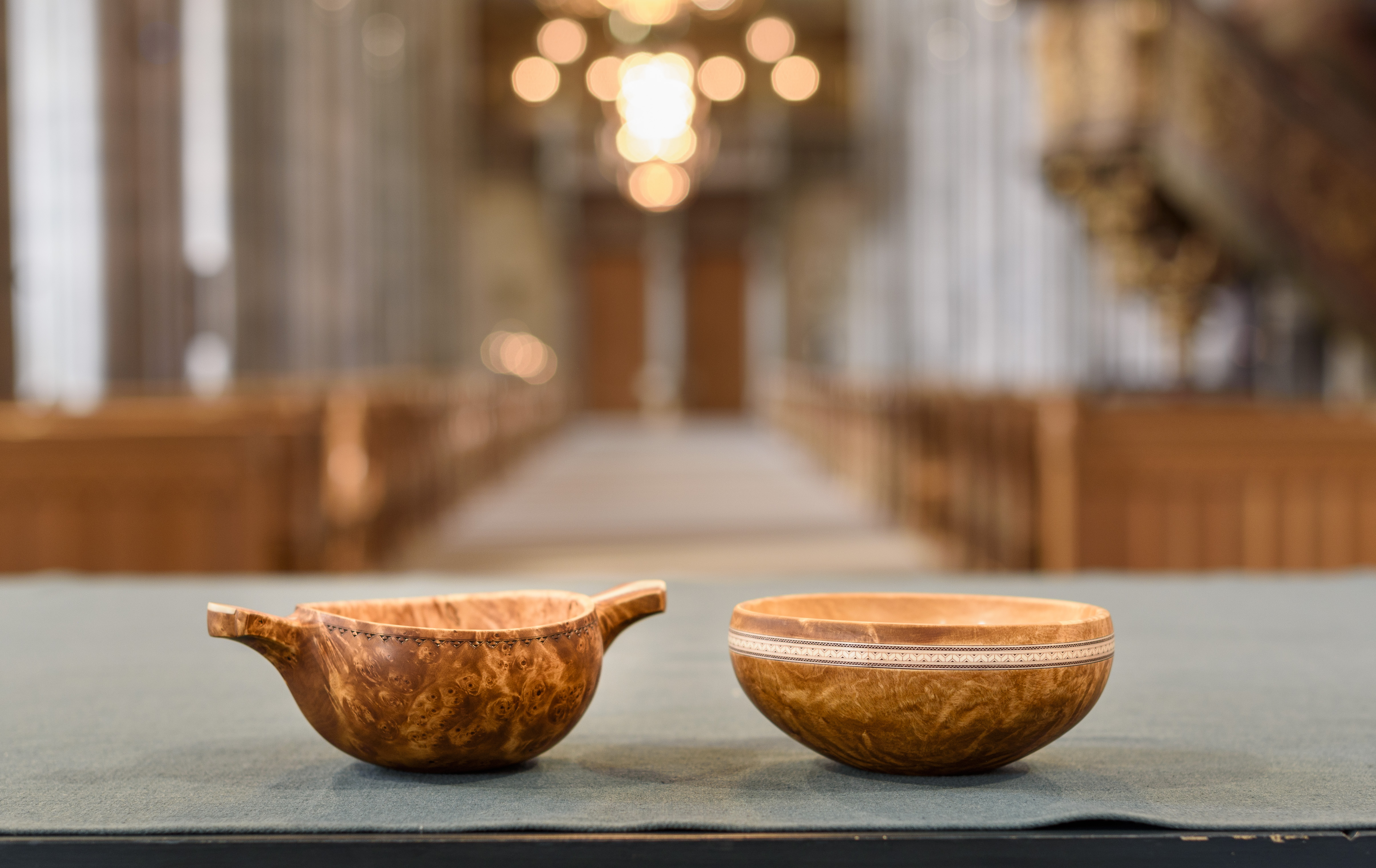 Närbild på två samiska brödskålar i Uppsala domkyrka.