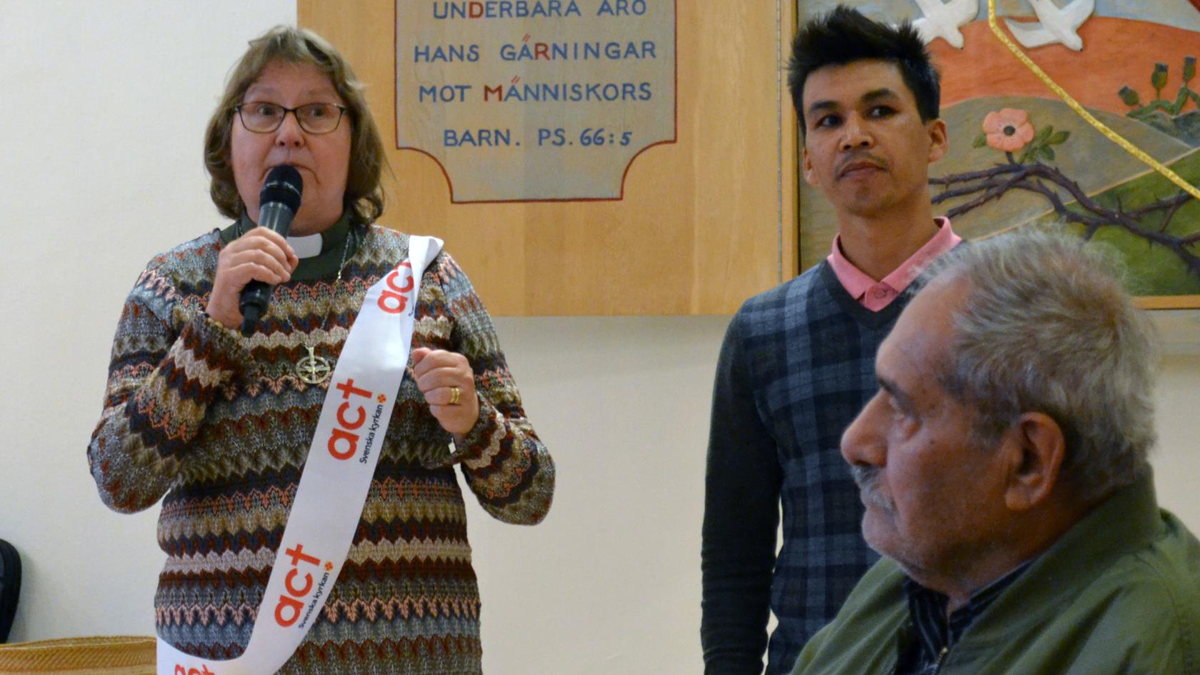 Diakon Åsa Sjöberg och Mir Mohamad Alizad tillsammans under en gemenskapskväll i domkyrkans församlingsgård. 