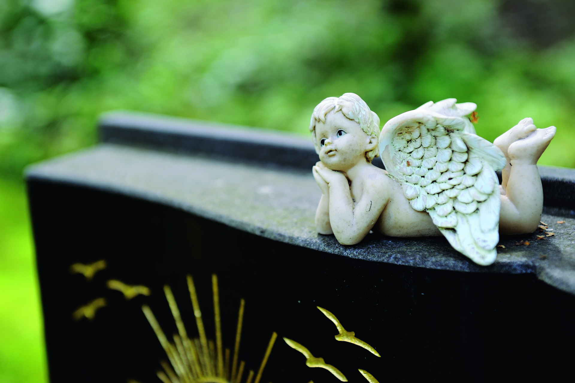 En ängel-skulptur på en gravsten. 