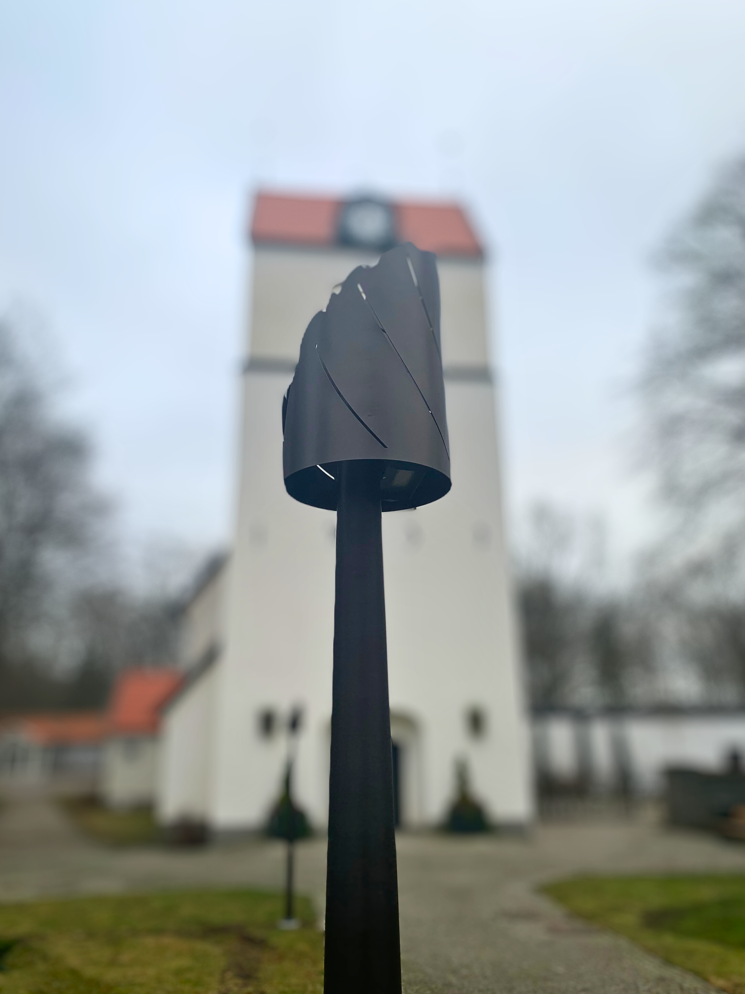 Bild på Bredåkralyktan med Bredåkra kyrka i bakgrunden.