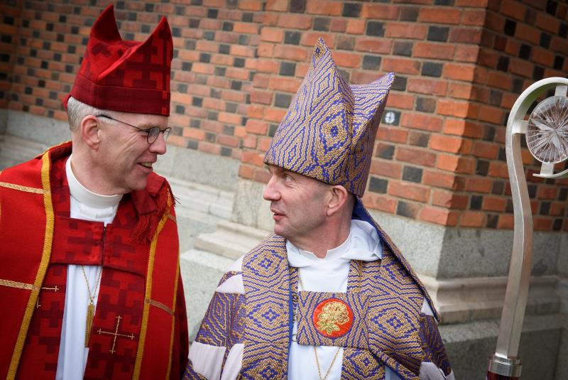 Martin Modéus, biskop i Linköpings stift, och Fredrik Modéus, biskop i Växjö stift, samtalar. Bild: Magnus Aronson/Ikon