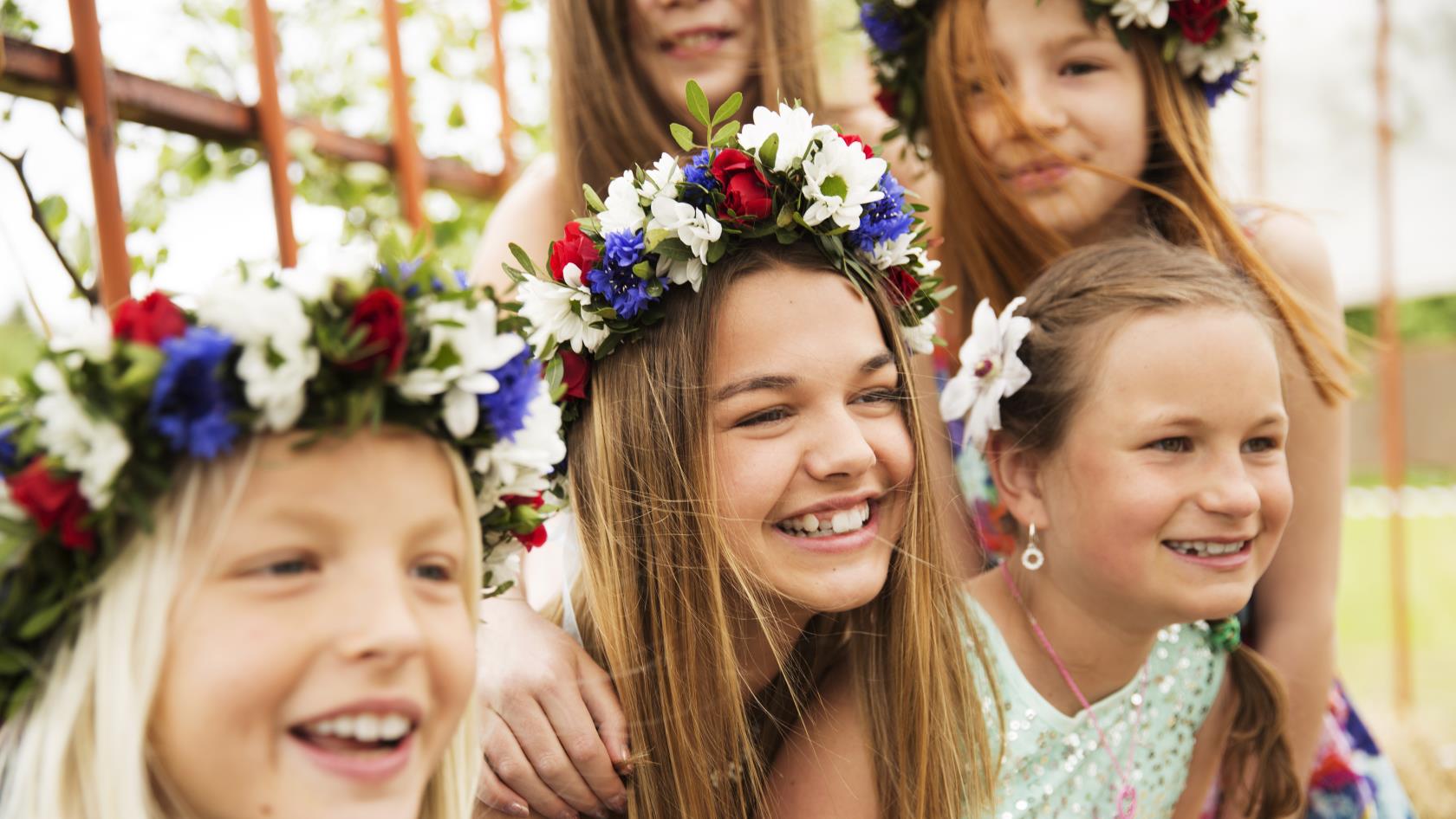 Flickor med blomkransar