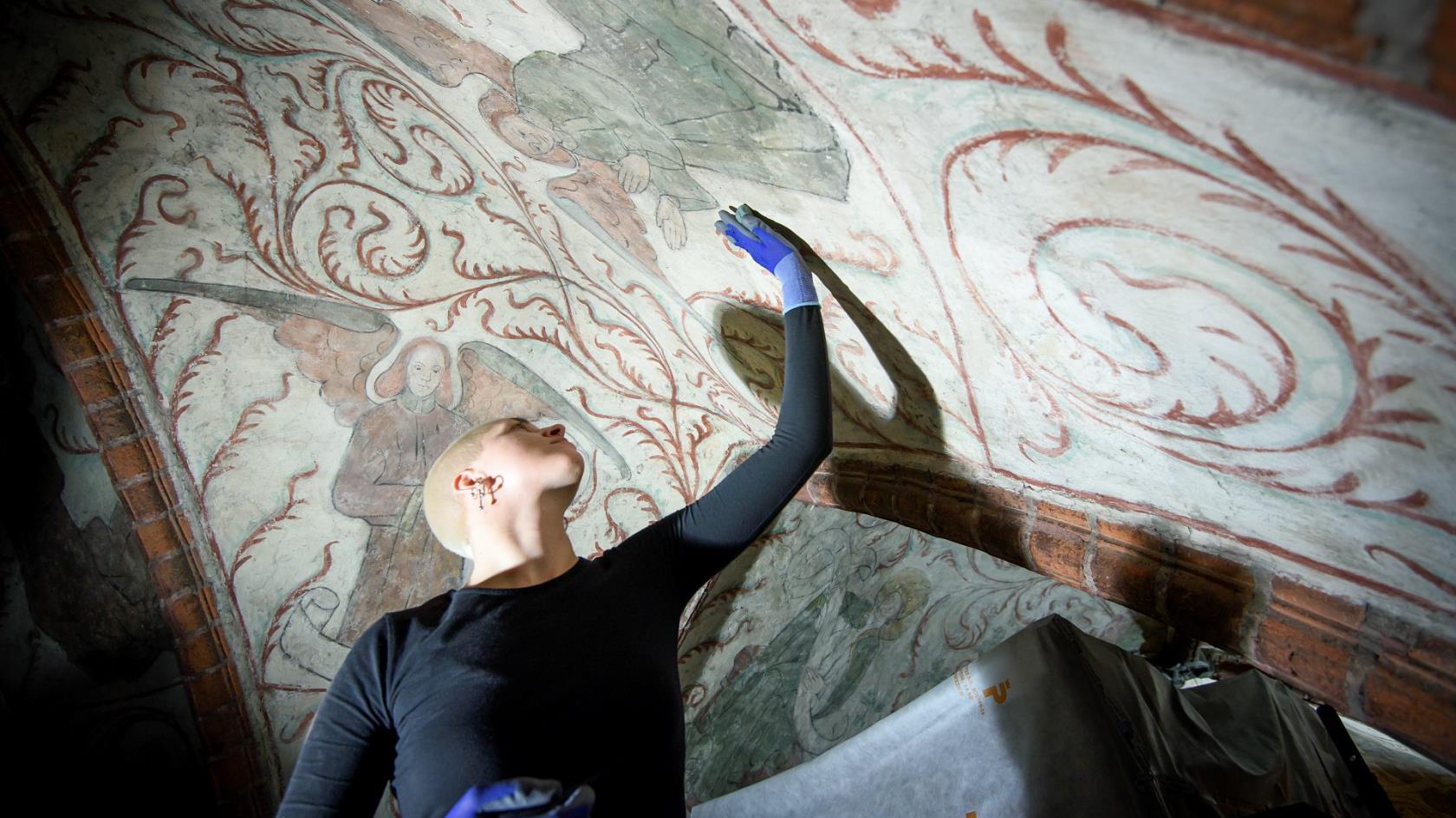 Albertus Pictors kalkmålning som föreställer änglar rengörs i Helga Trefaldighets kyrka i Uppsala.