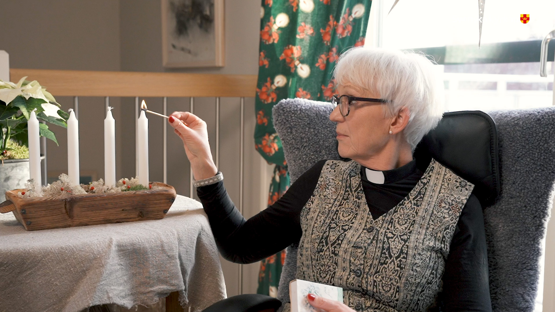 Kontraktsprost Lena Fageus tänder det första adventsljuset