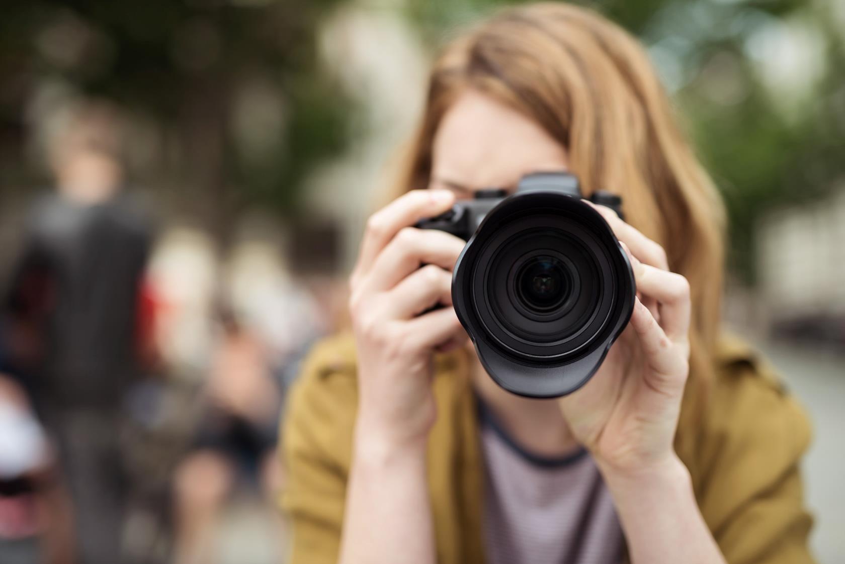 Närbild på fotograferande kvinna