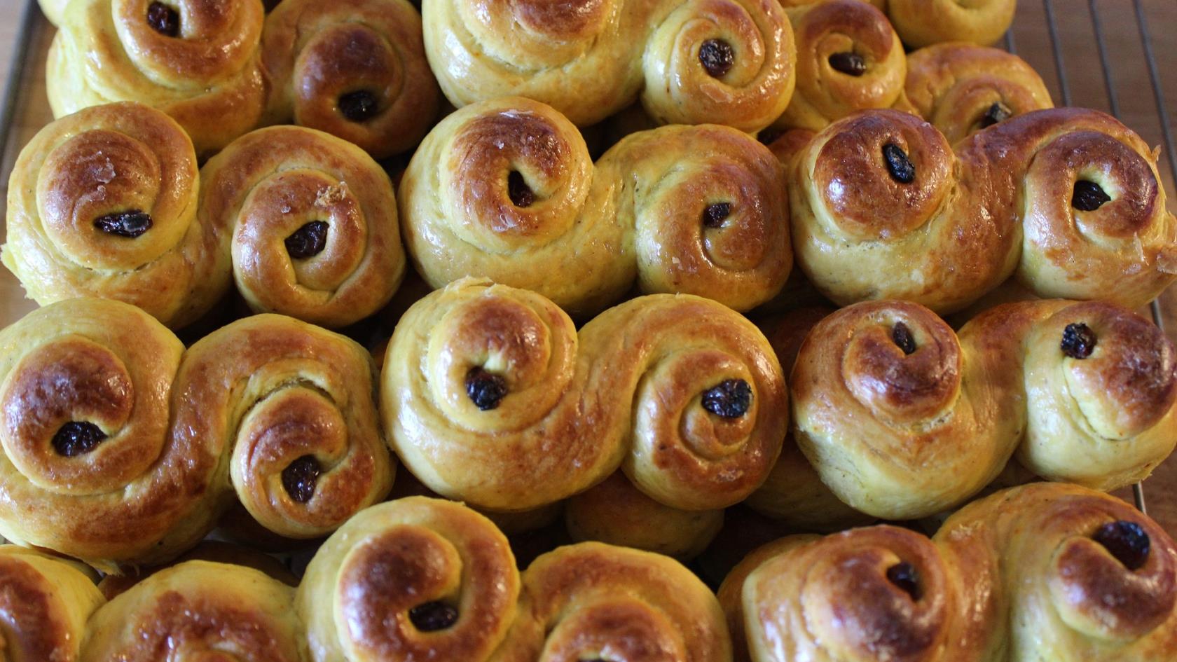 Nybakade lussekatter.