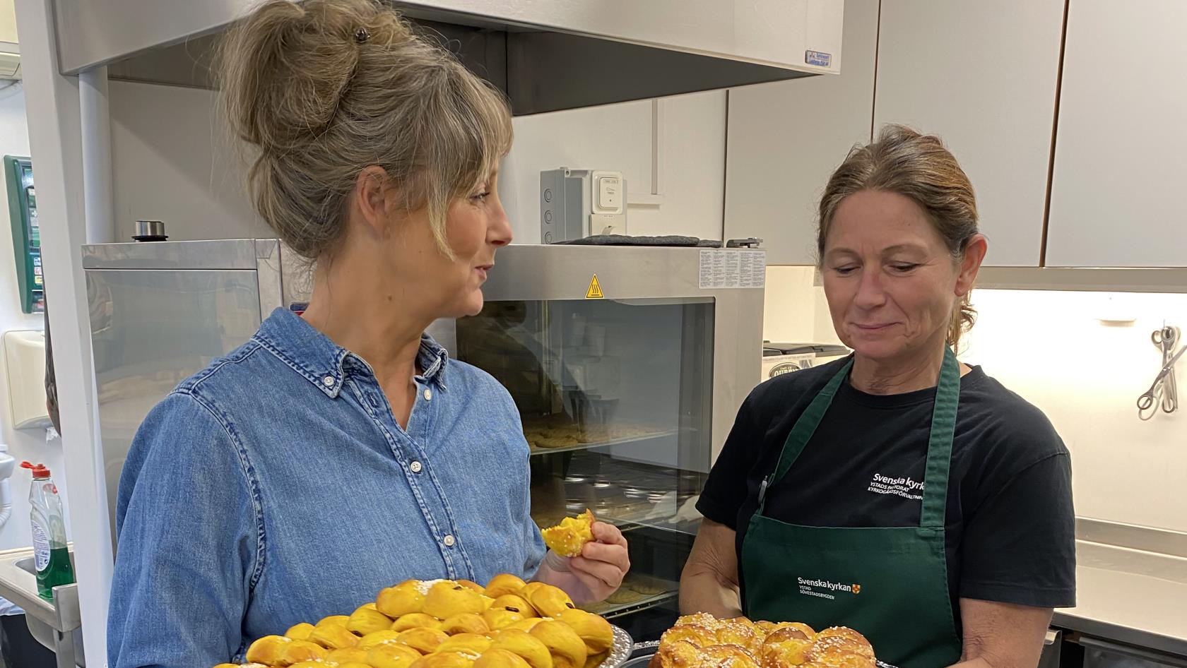 Lotta och Lena ur servicegruppen har bakat lussekatter