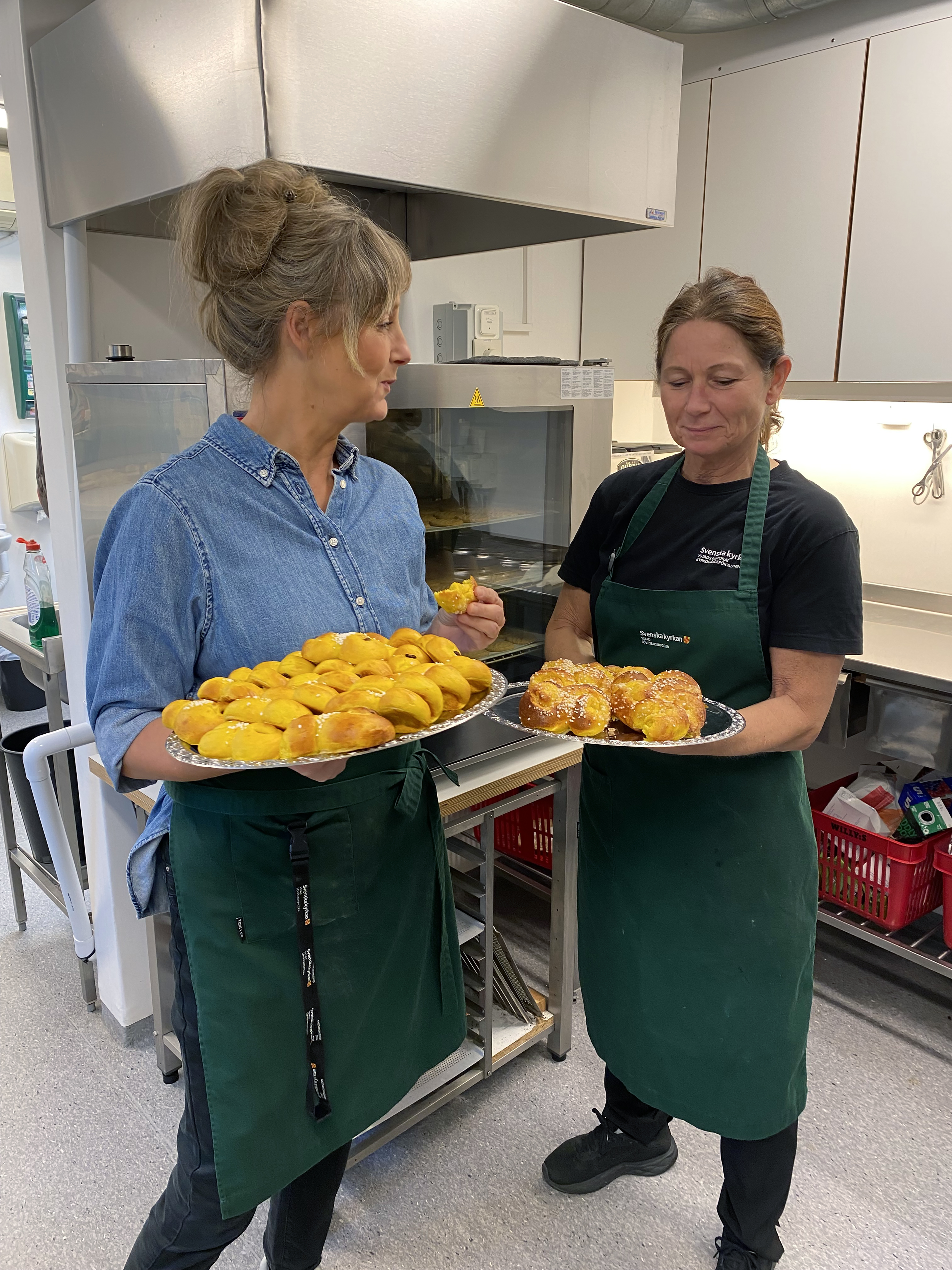 Lotta och Lena ur servicegruppen har bakat lussekatter