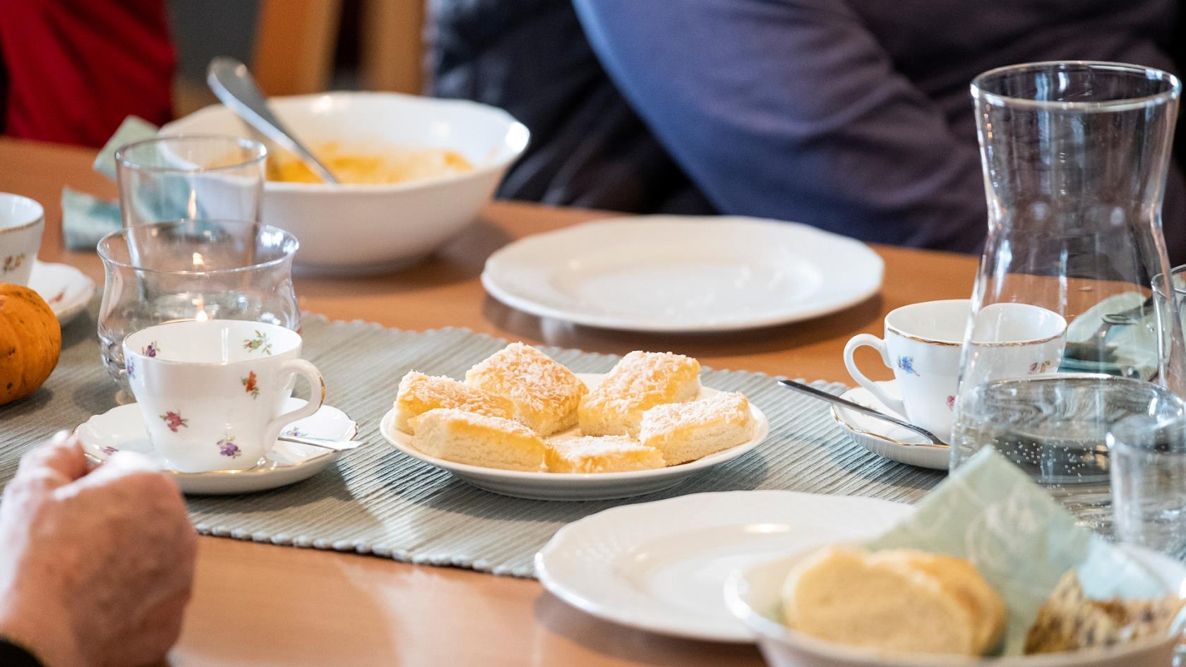 Fikabord med kakfat och kaffekoppar