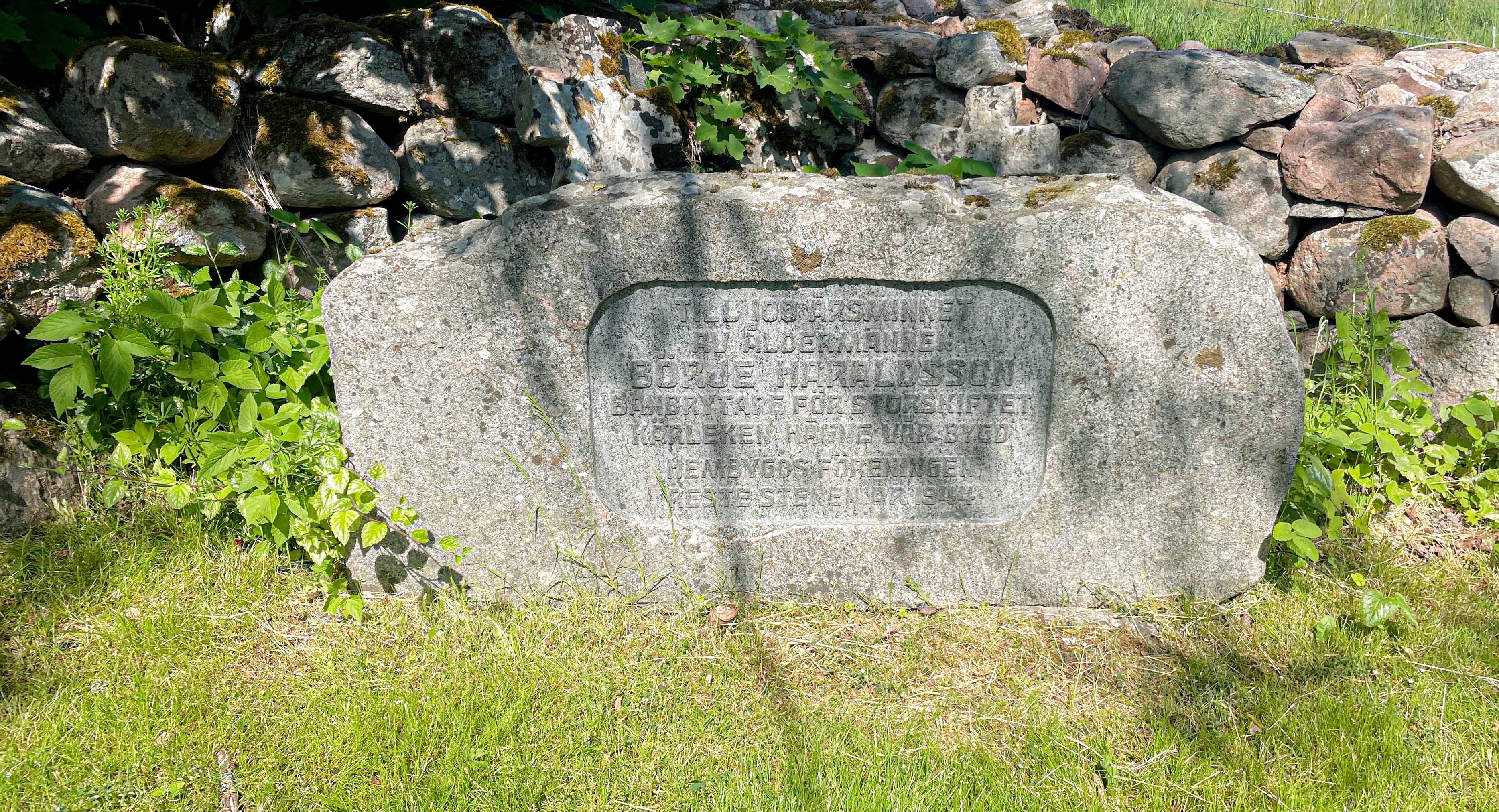 Minnessten med text över Ålderman Haraldsson.