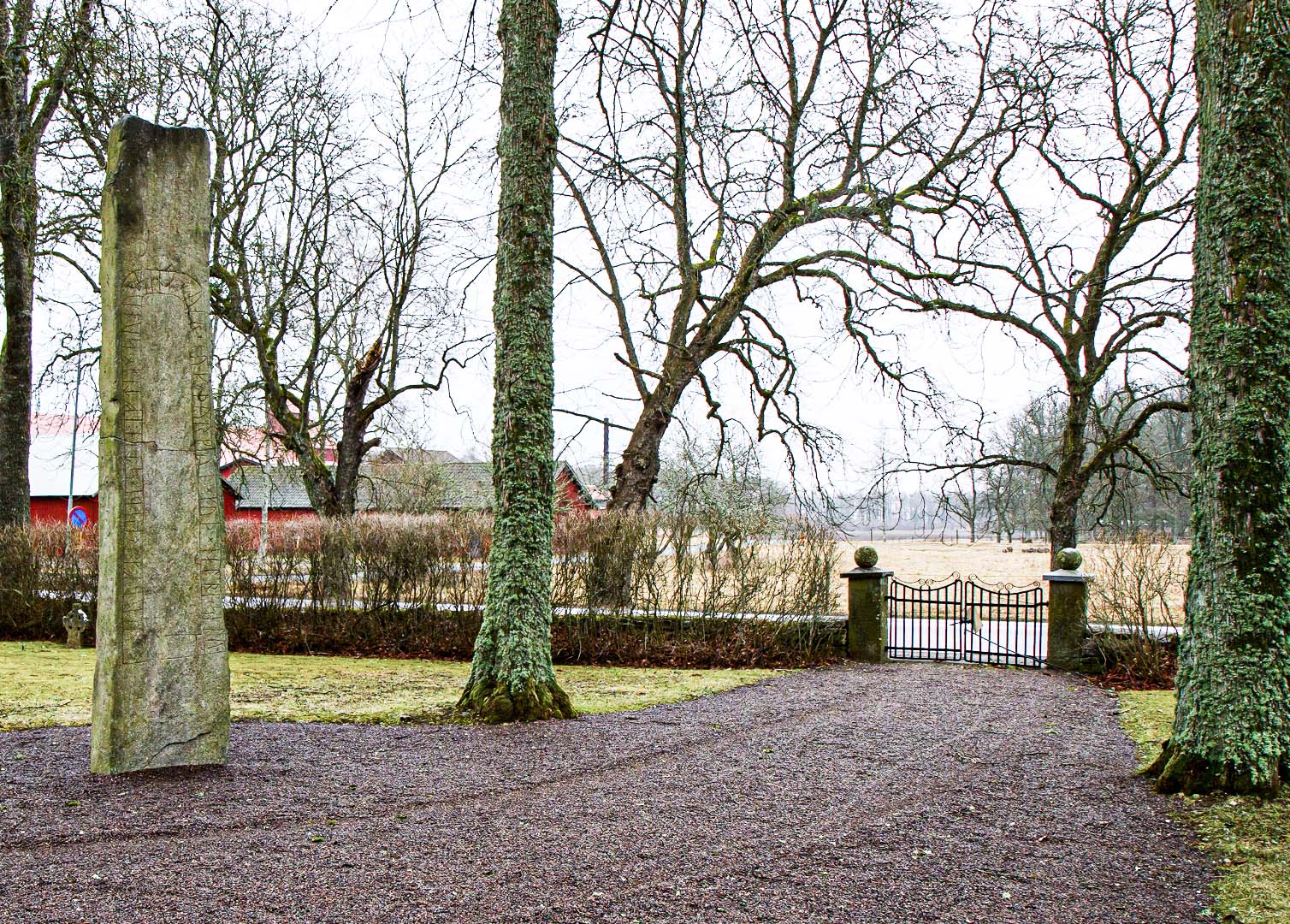 Runsten vid kyrkans gång i Levene.