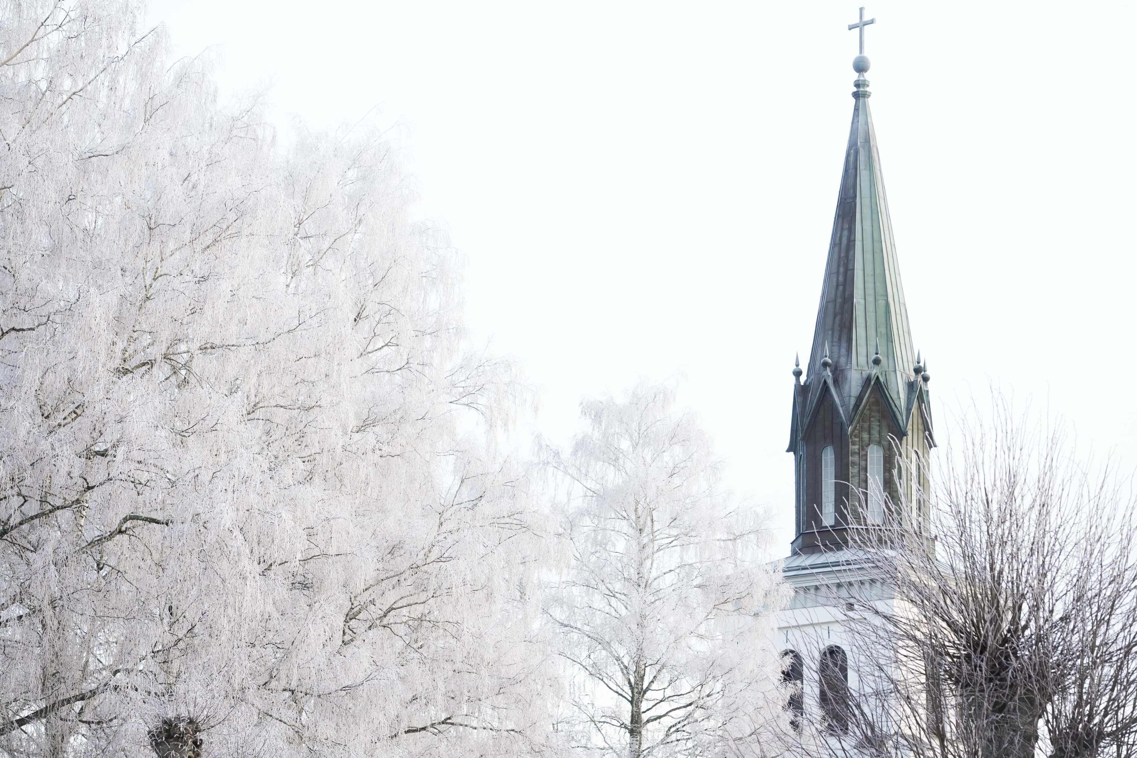 Skarstads kyrka i vinter och frost.