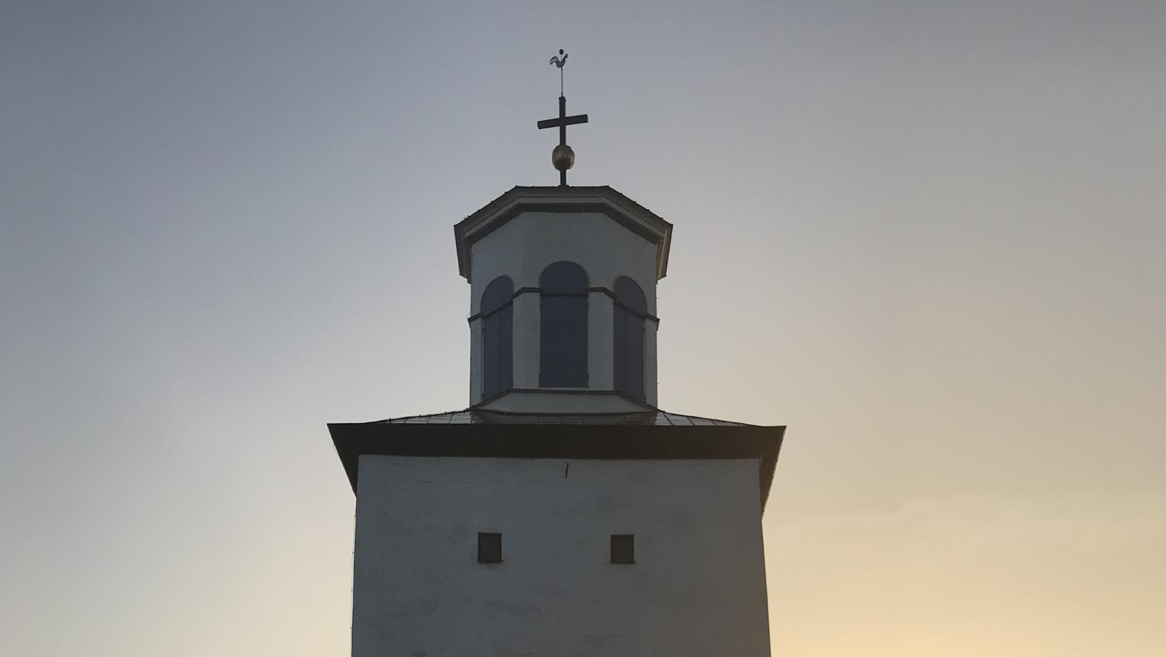 Föra kyrka i morgonljus