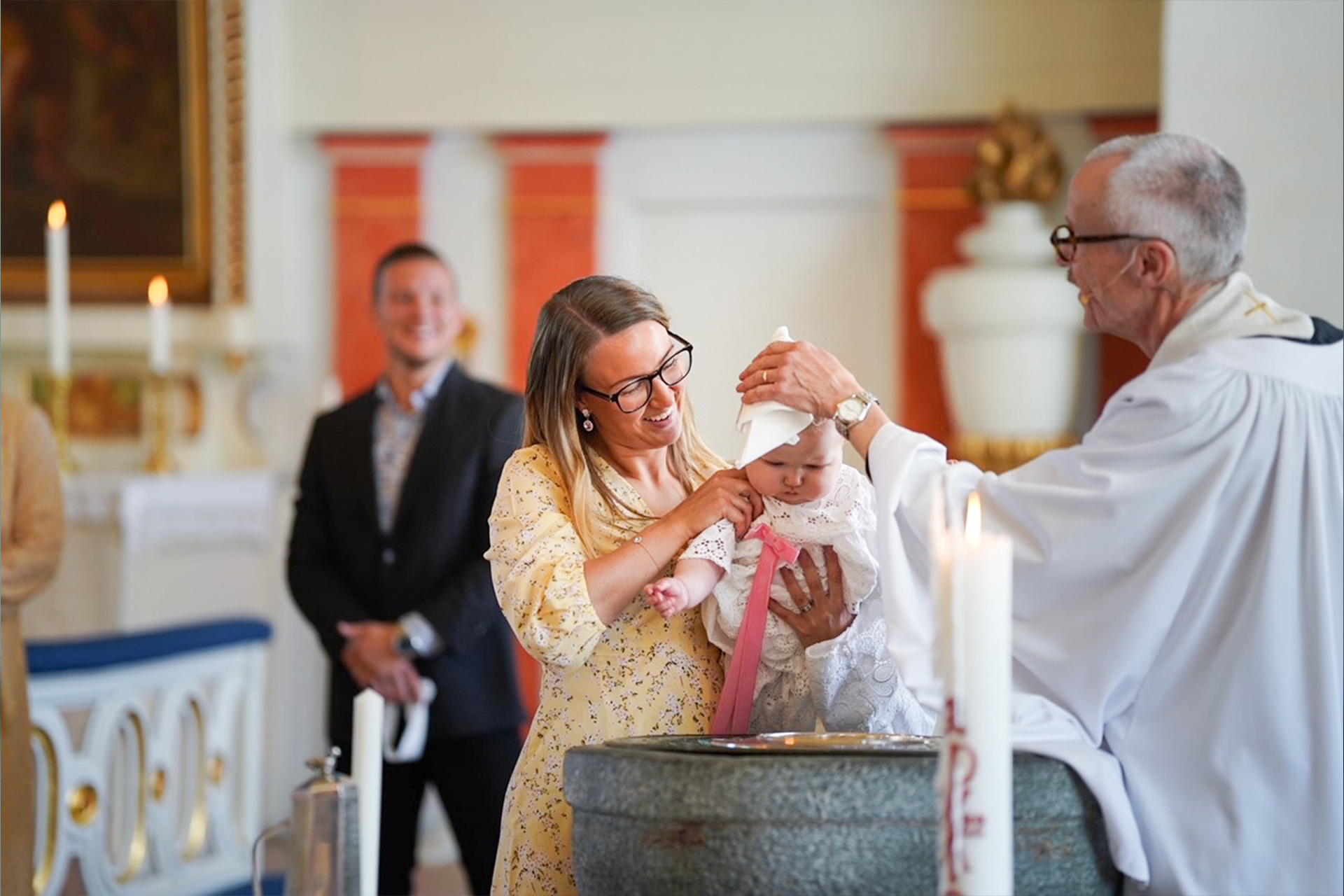 Präst torkar av barns huvud i samband med dop i Tölö kyrka