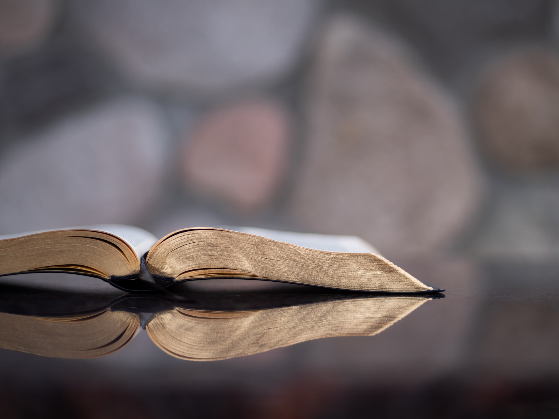 Uppslagen bibel liggande på en spegel