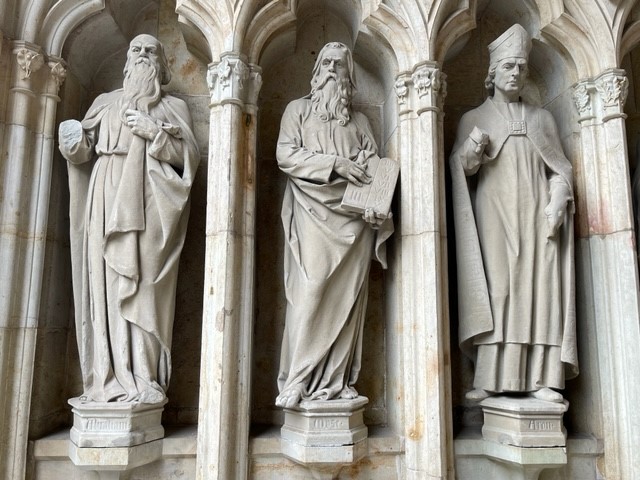 Statyer av profeter i Skara domkyrka